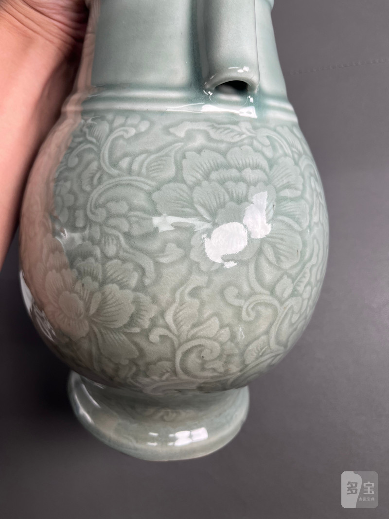 清康熙  豆青釉刻划缠枝牡丹纹贯耳壶 - 图17